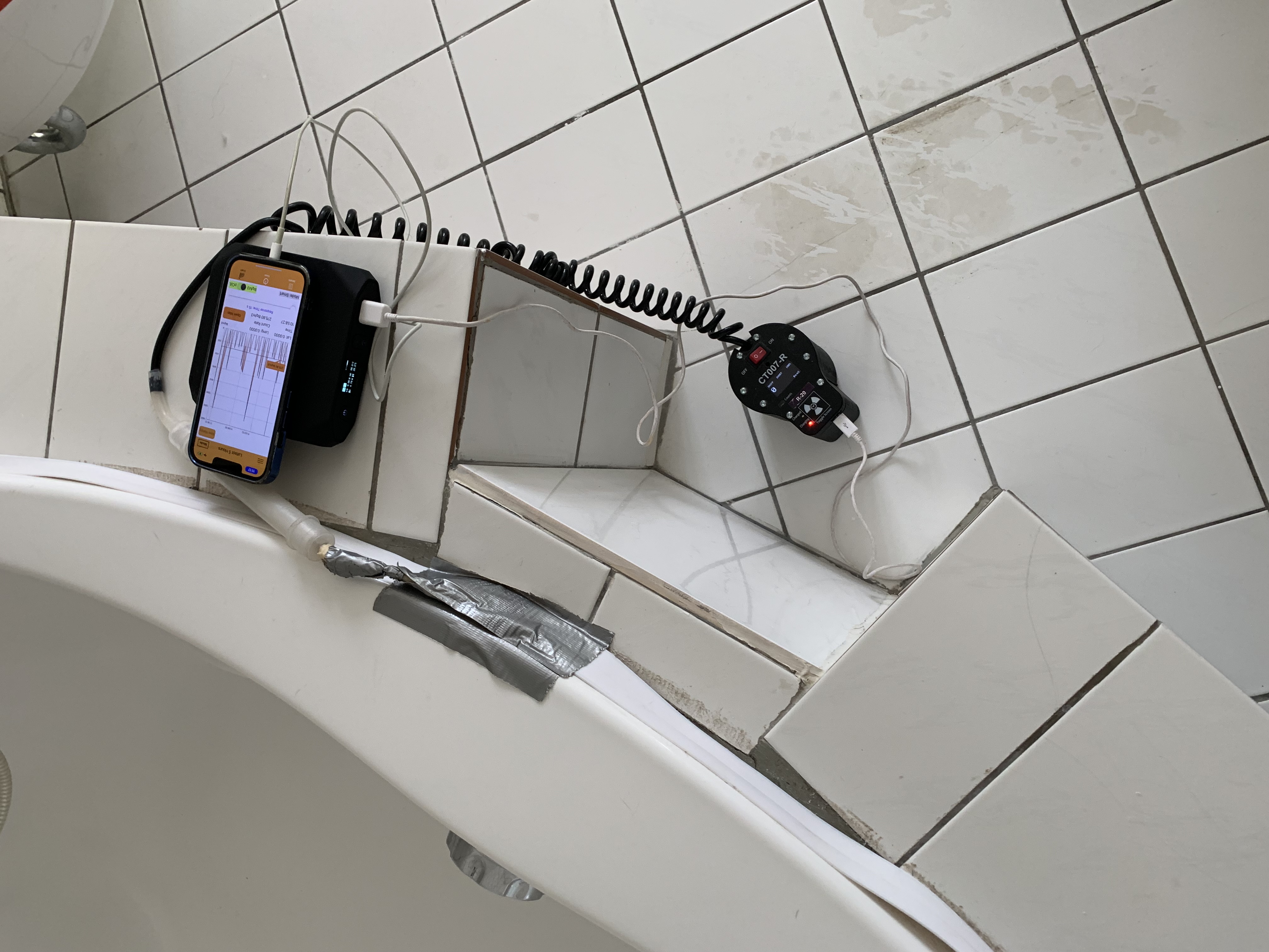 Radoneintritt unterhalb der Badewanne mit Austritt am Wannenrand