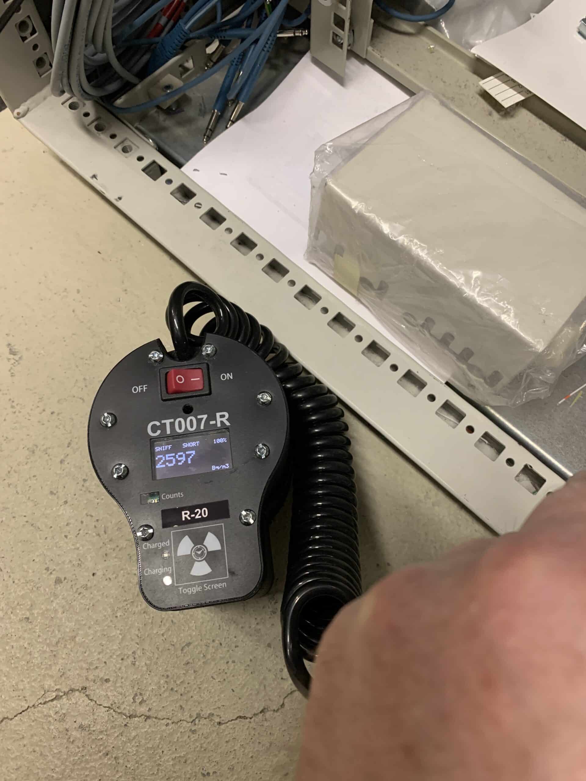 Radon-Sniffing an einem Riss: fast 2.600 Bq/m³