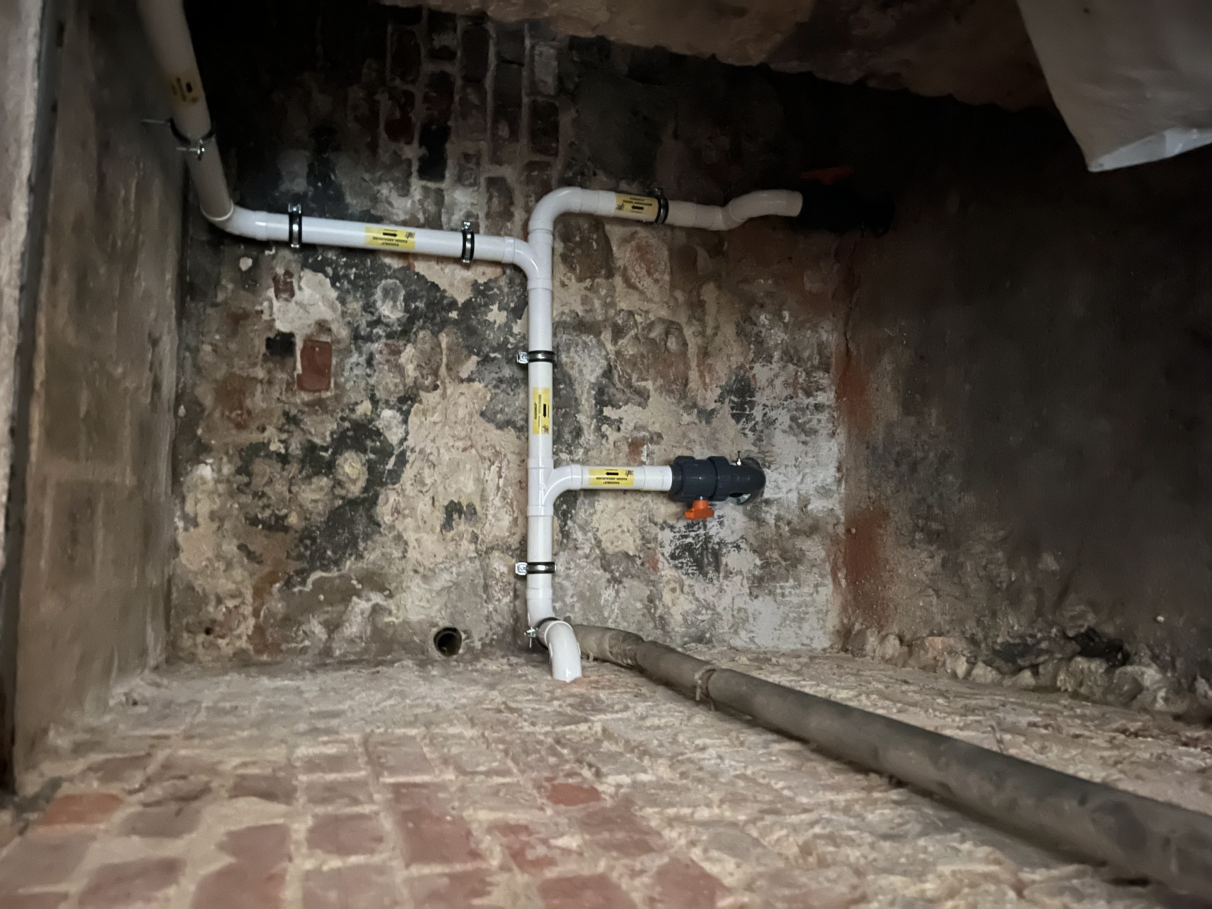 Radon-Unterbodenabsaugung: Vertikal-Punkt in der Nische des Kellertreppenhauses