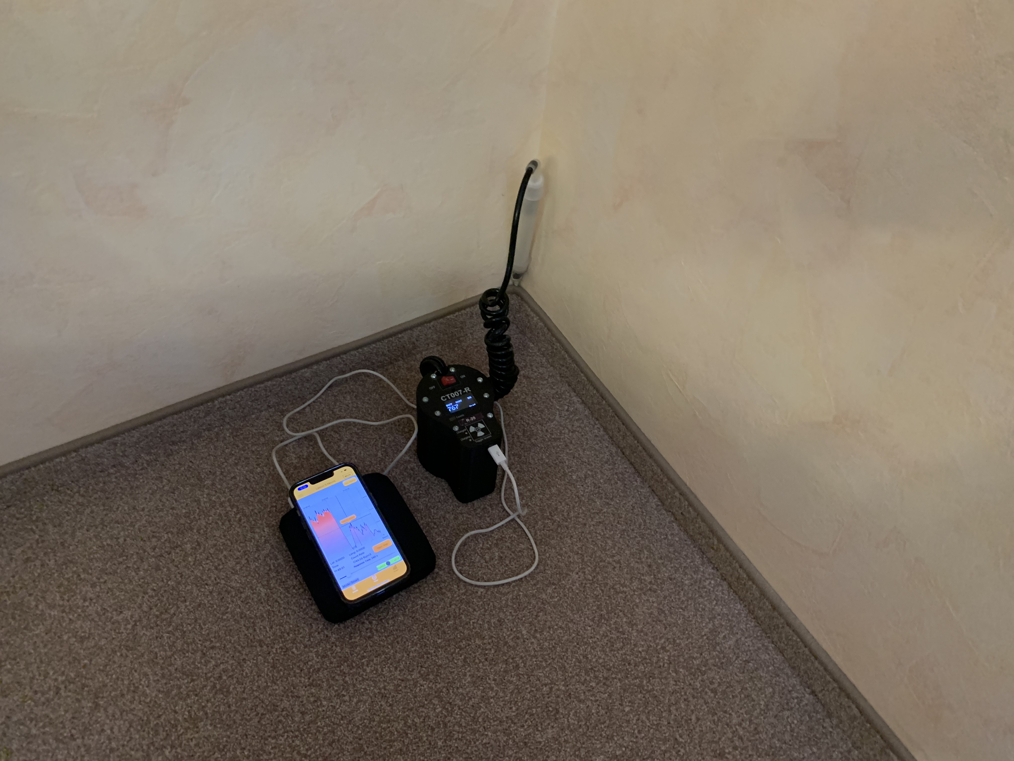 Das Radon-Sniffing weist hohe Radonkonzentrationen im Bereich der Bodenfuge nach