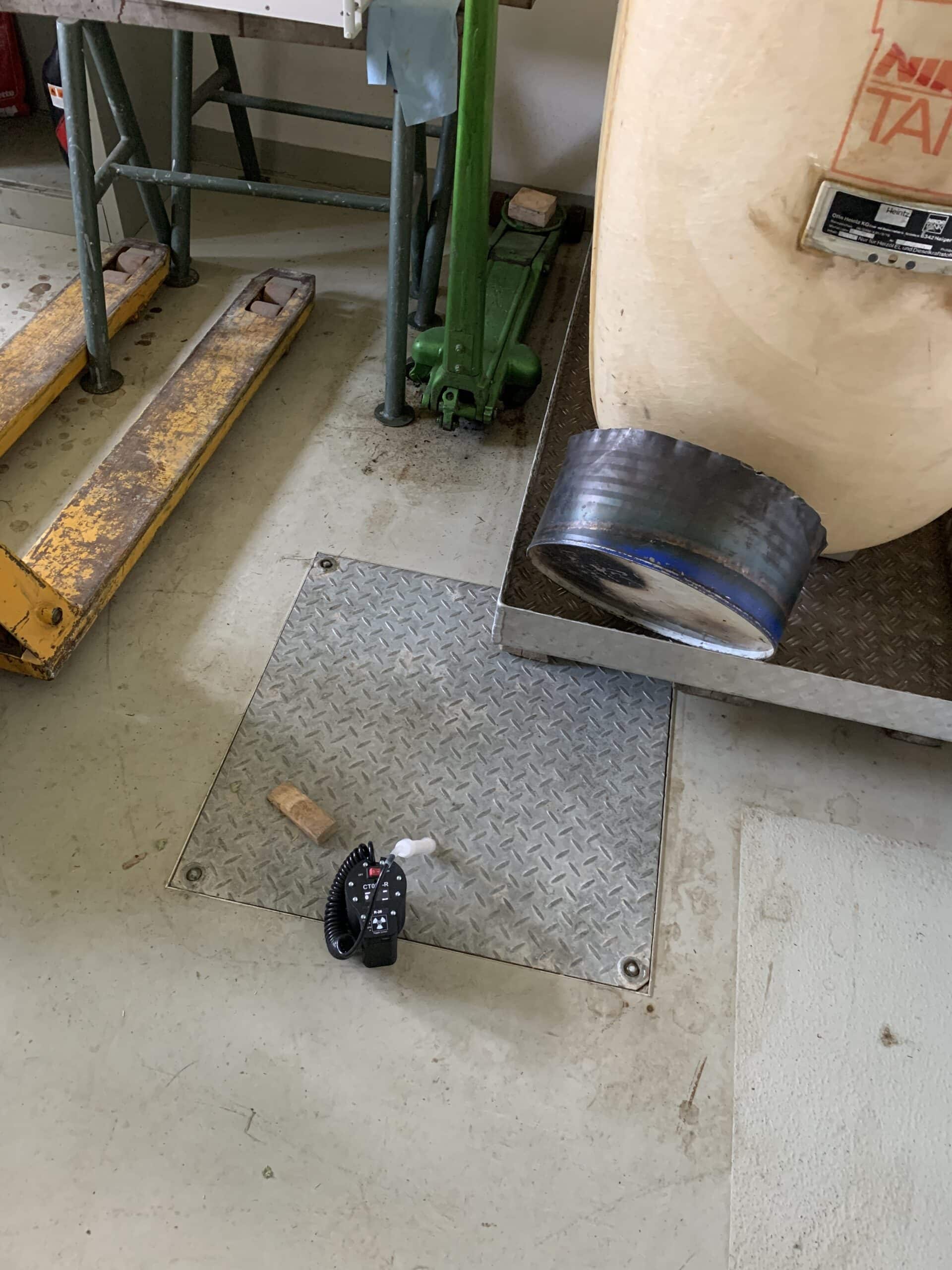 Radon-Sniffing in der Talstation an einem Schachtdeckel