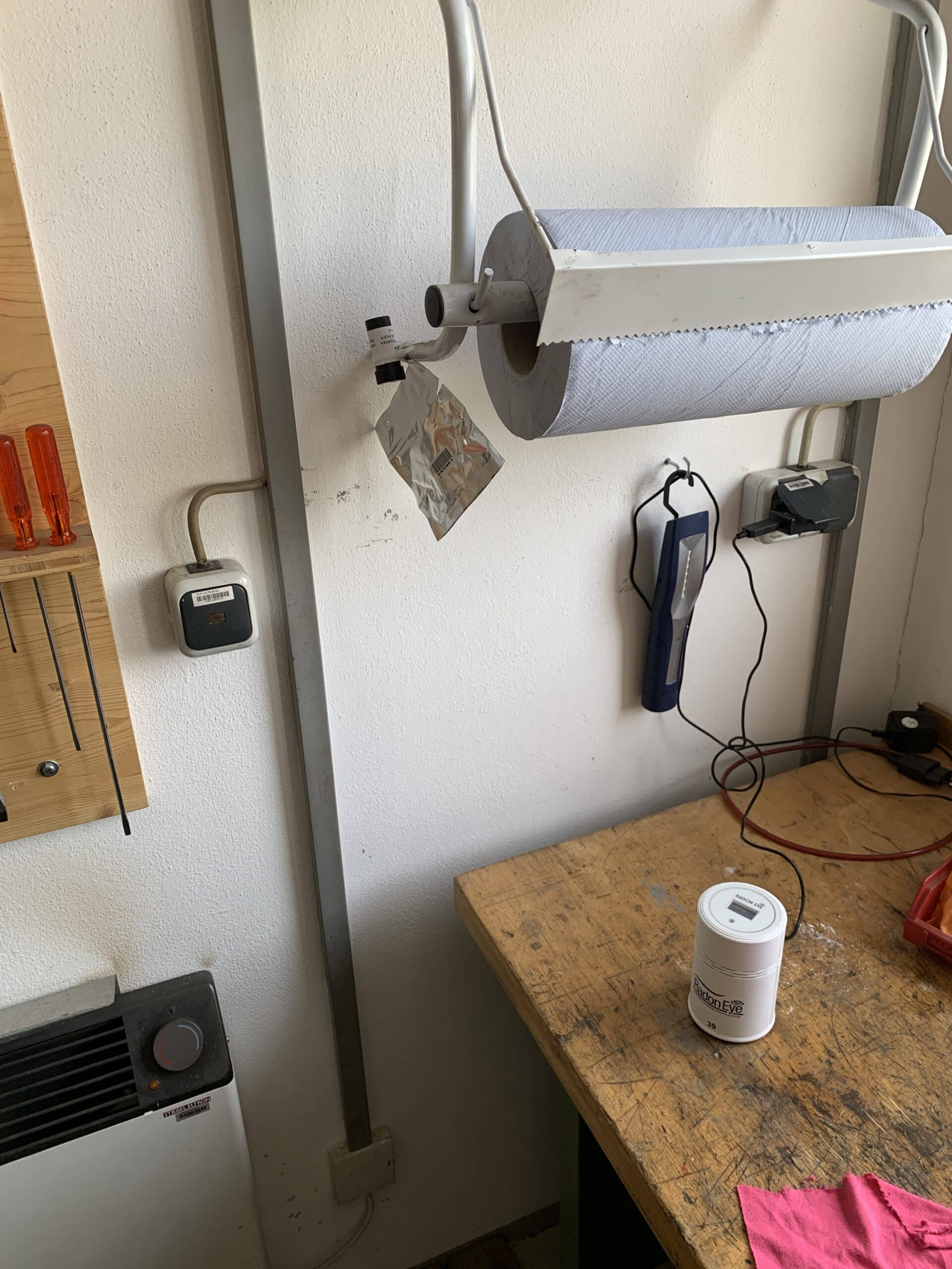 RadonEye-Messung und Langzeit-Dosimetermessung in der Werkstatt der Talstation