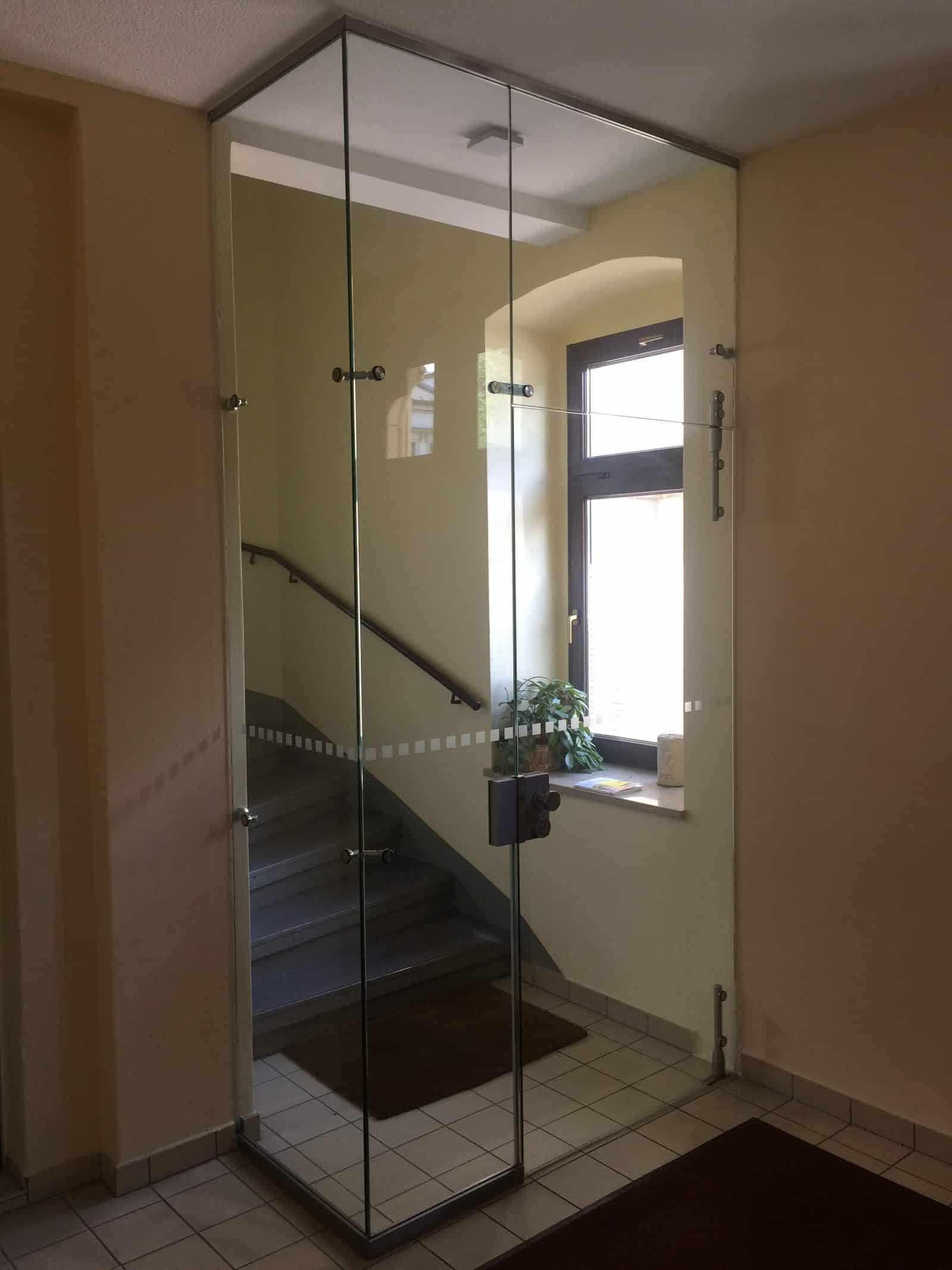 Radondichte Glasabtrennung im Kellerabgang eines Treppenhauses