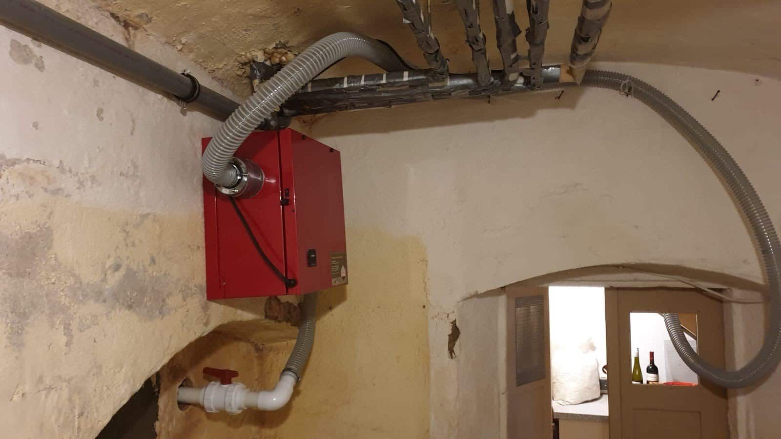 Verrohrung mit Absaugung über einen Radonsauger