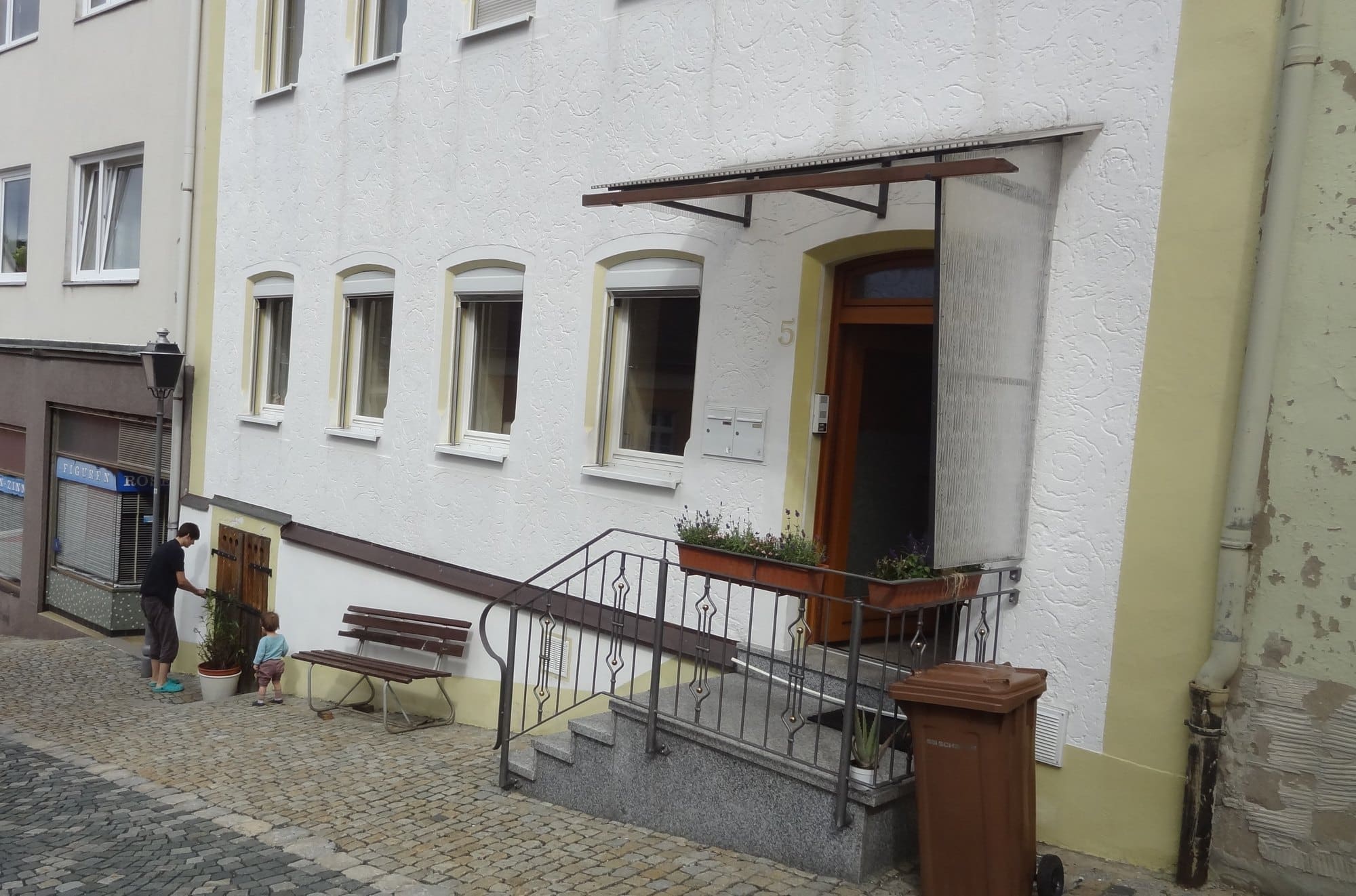 Wohnhaus mit Natur-Kellern in Hanglage in Arzberg