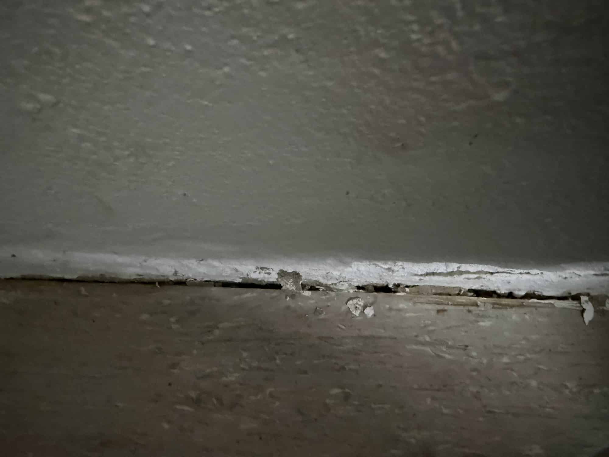 Offene Fuge zwischen Wand und Boden im Keller