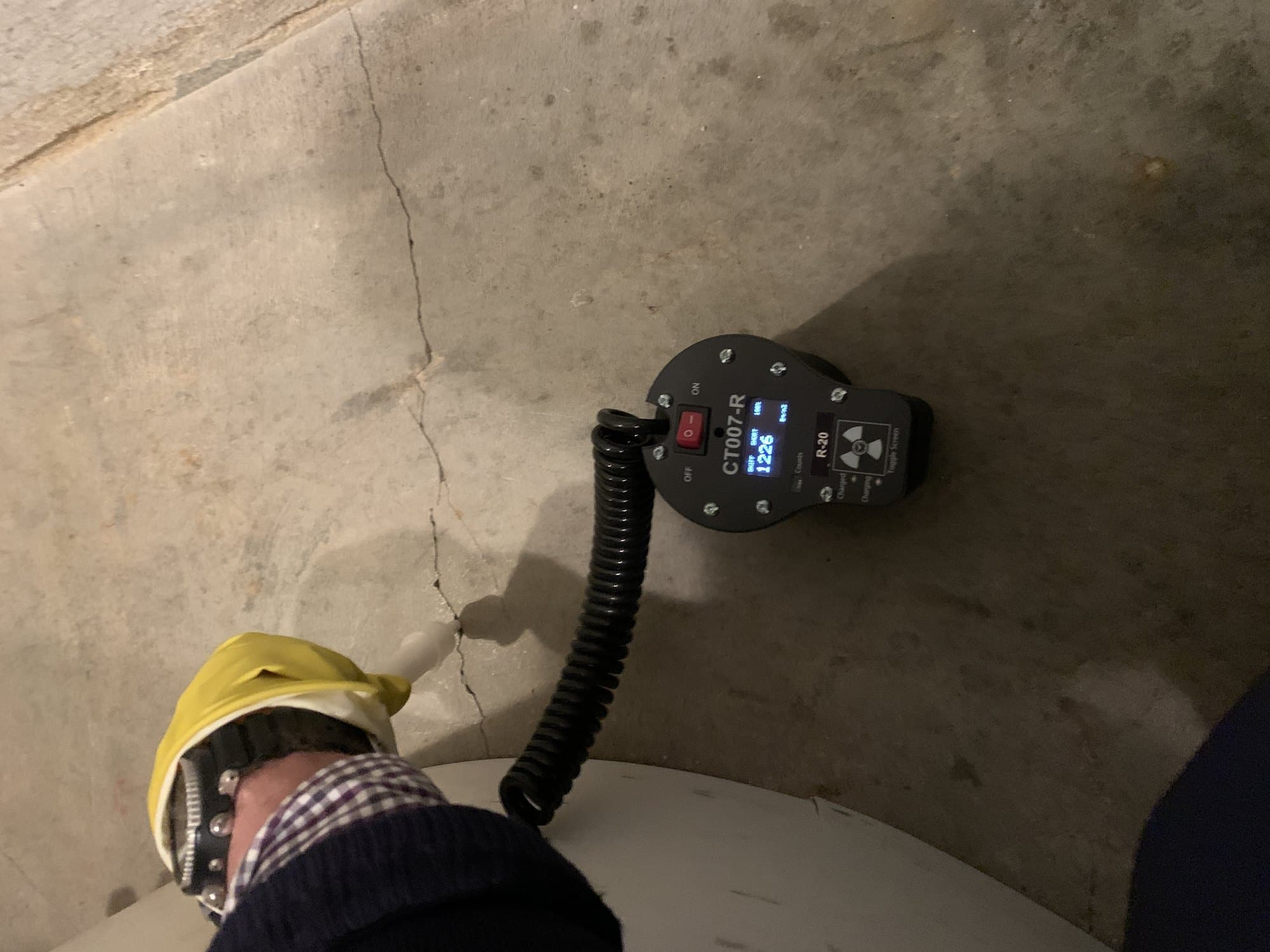 Radon-Sniffing an einem Riss in der Kellerwand