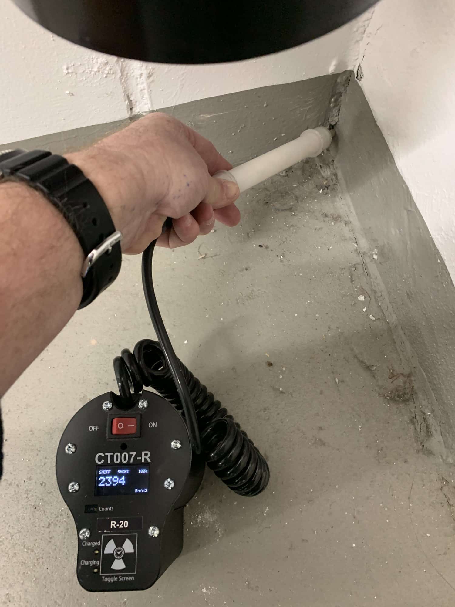 Radon-Sniffing an einer Eckfuge, 2394 Bq/m³
