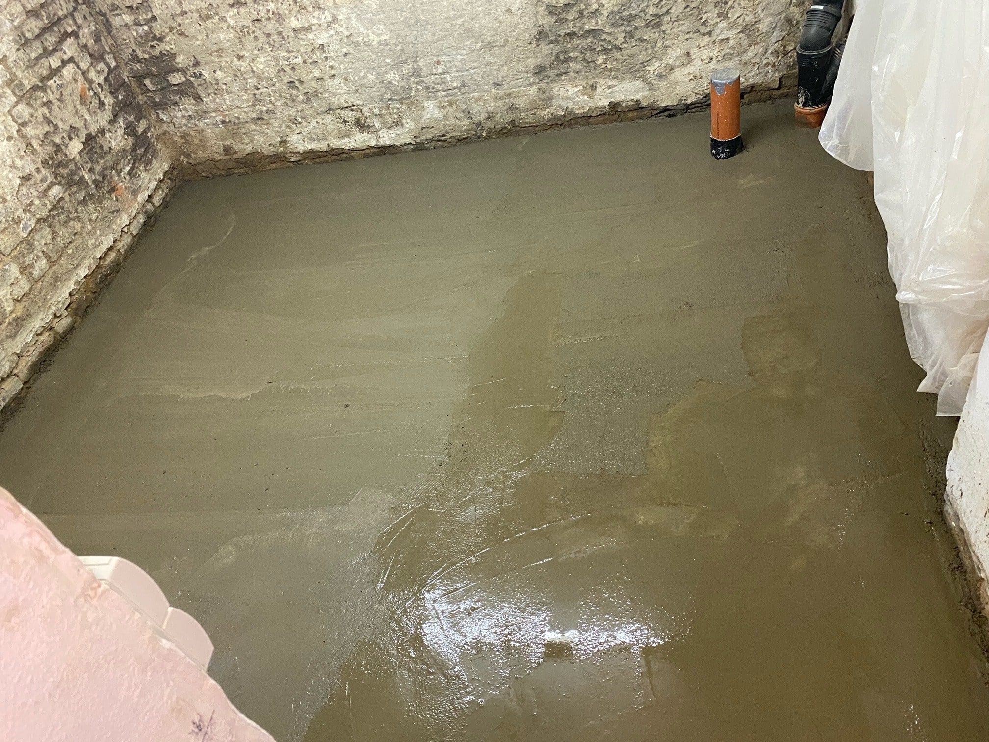 Die fertig betonierte Bodenplatte über der Radon-Drainage