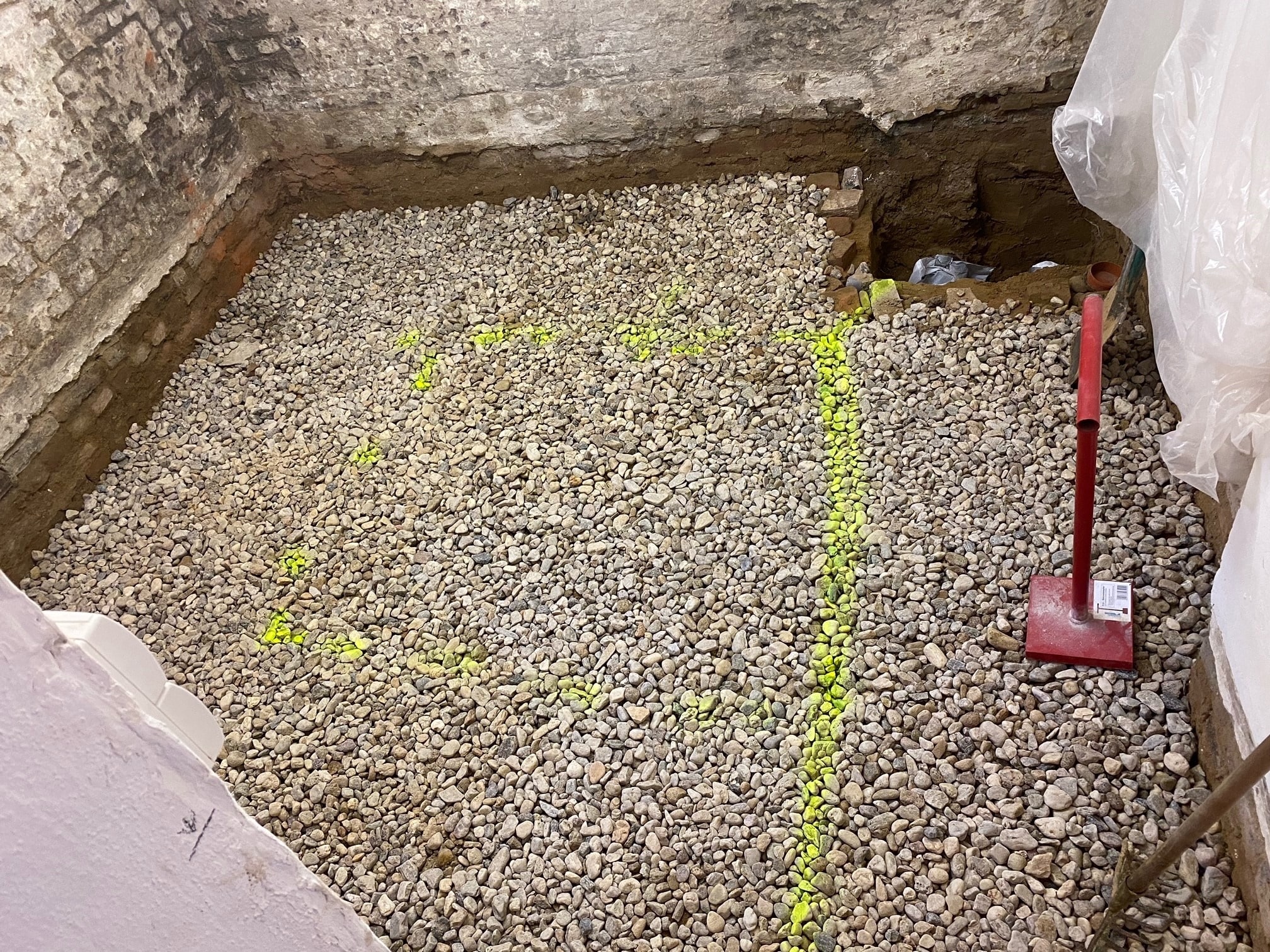 Kiesbett unter der neuen Bodenplatte, vorbereitet für die Radon-Drainage
