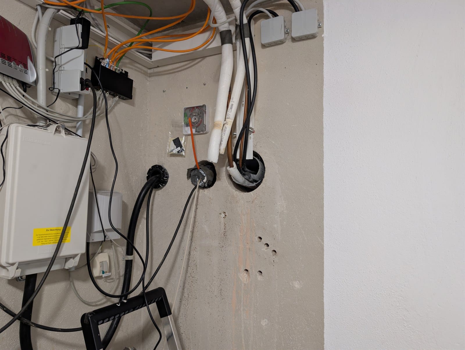 Kellerwand mit nicht radondichten Medieneinführungen
