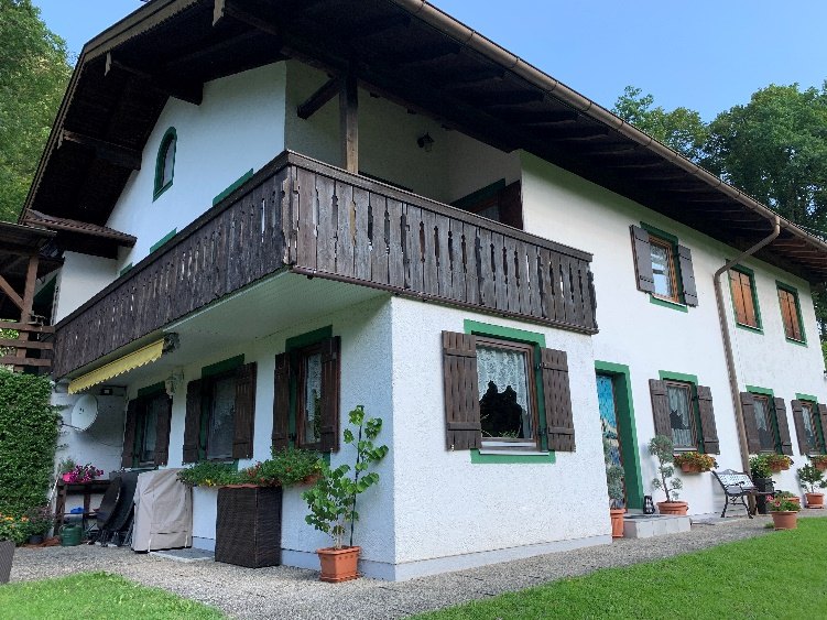 Hanggebäude mit integrierter Garage in Piding
