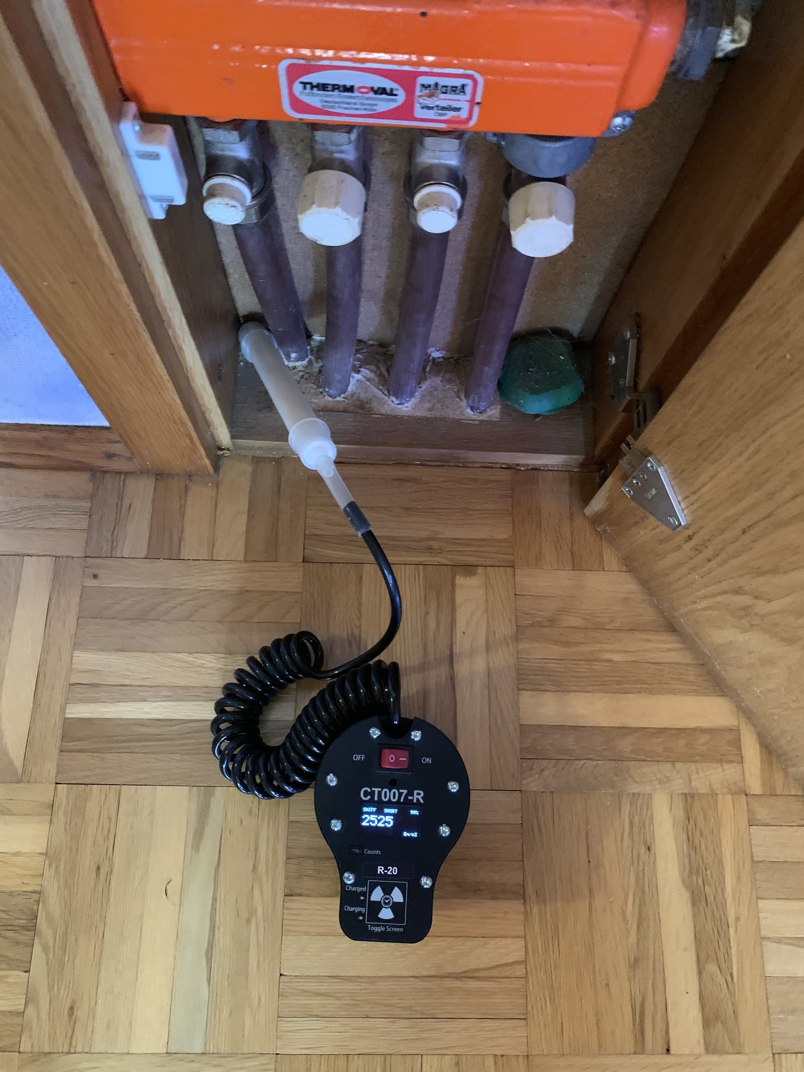 Radon-Sniffing am Heizleitungsverteiler