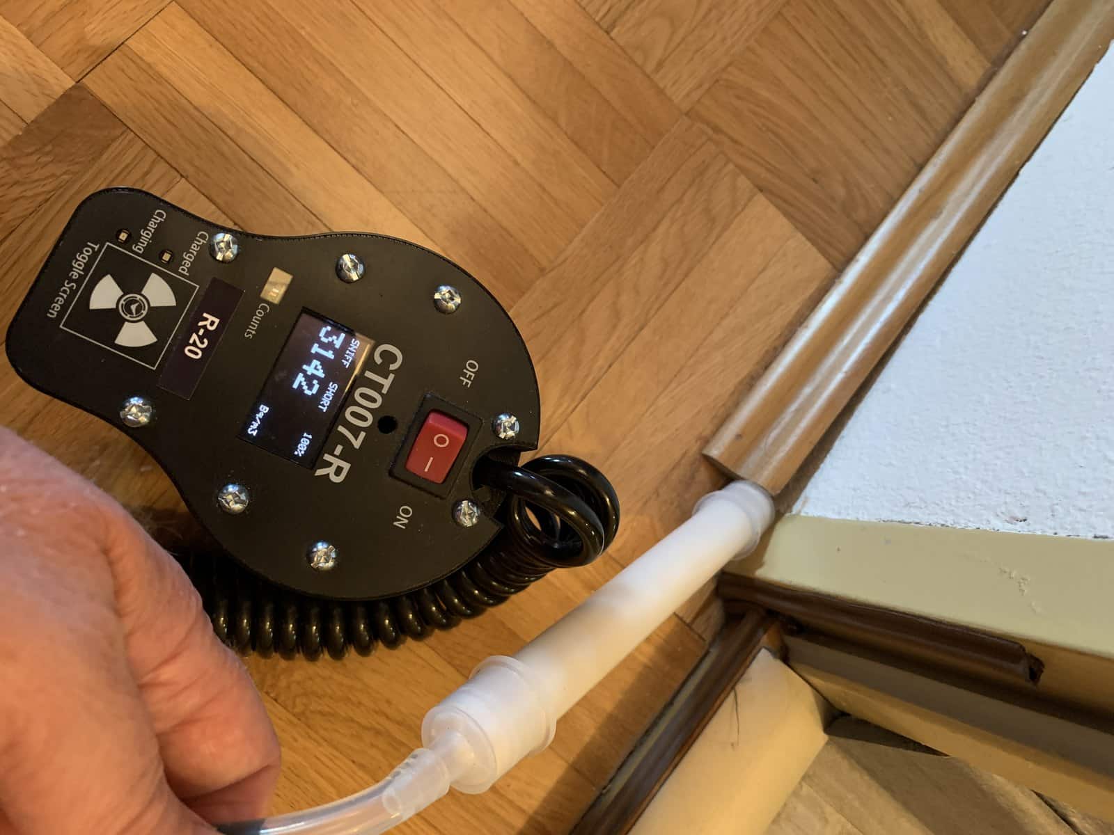 Radon-Sniffing an einer Holzsockelleiste