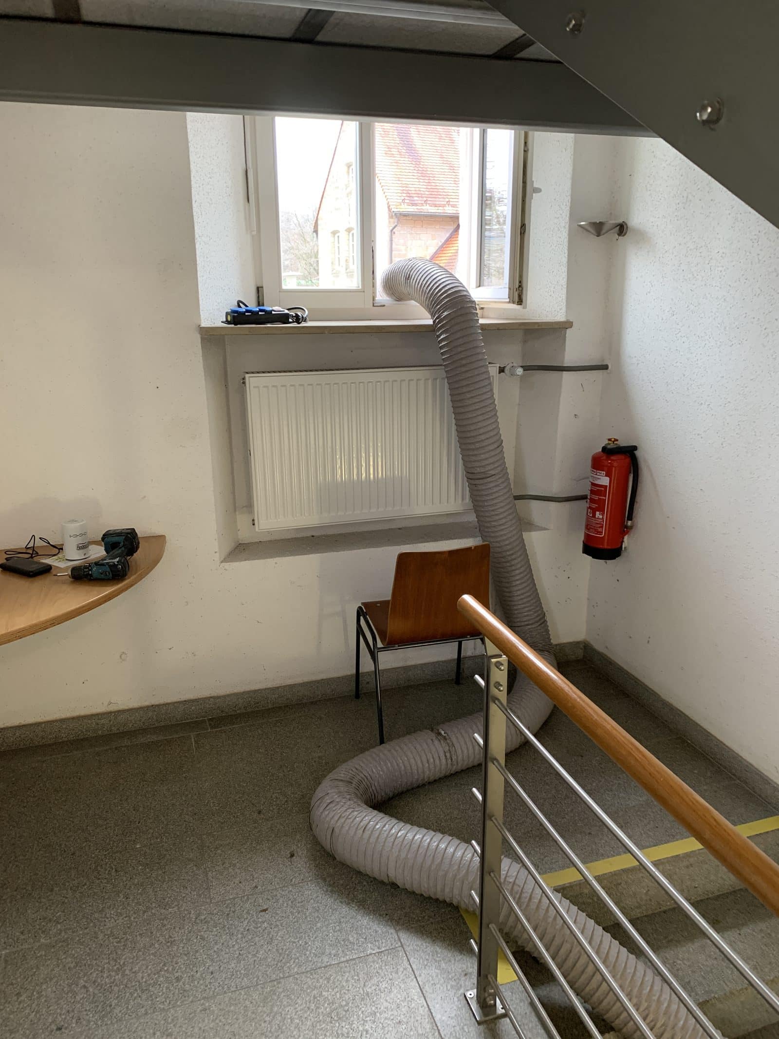 Radon-Recovery-Methode: Absaugen der radonhaltigen Gebäudeluft über einen Schlauch