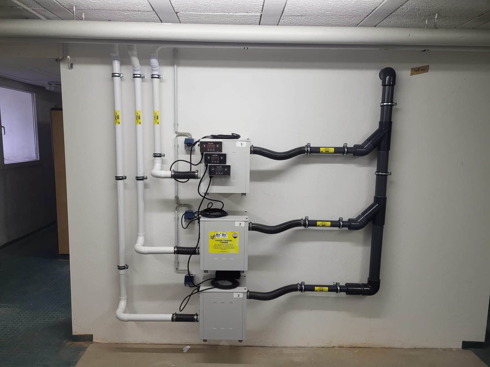 Serielle Radon-Absaugstation mit 3 Radonsaugern in einem Keller